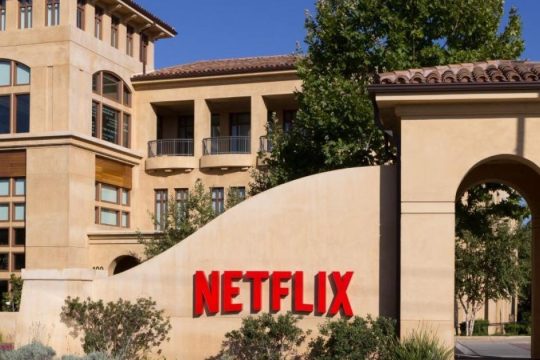 Αποσύρεται η Netflix από τη «μάχη» για τη Warner Bros